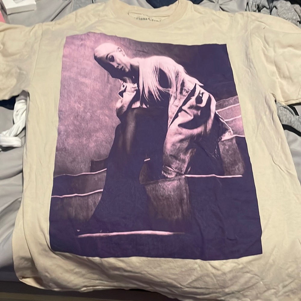 Ariana grande sweetener world tour T-shirt
